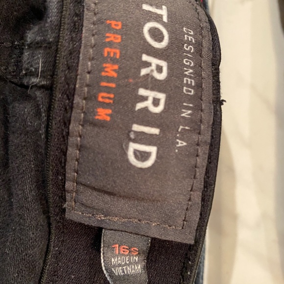 Torrid Distressed SKY HIGH SKINNY PREMIUM STRETCH HIGH-RISE JEAN Size 14S - Picture 3 of 4